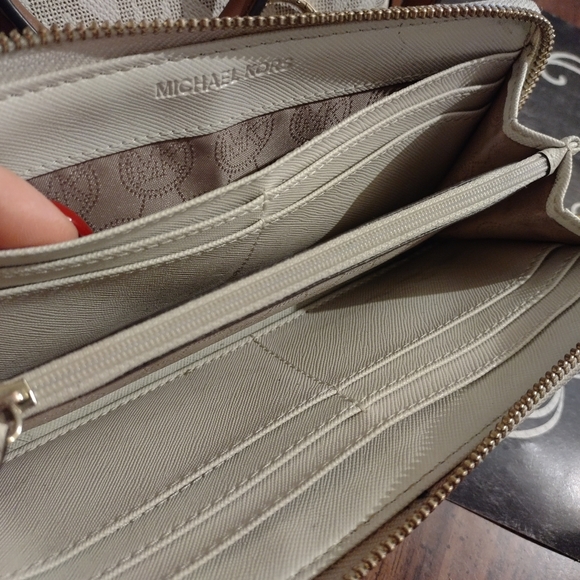 Michal Kors Bag & Wallet set - Picture 7 of 11